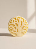 Vela circular clara con árbol y ramas en relieve