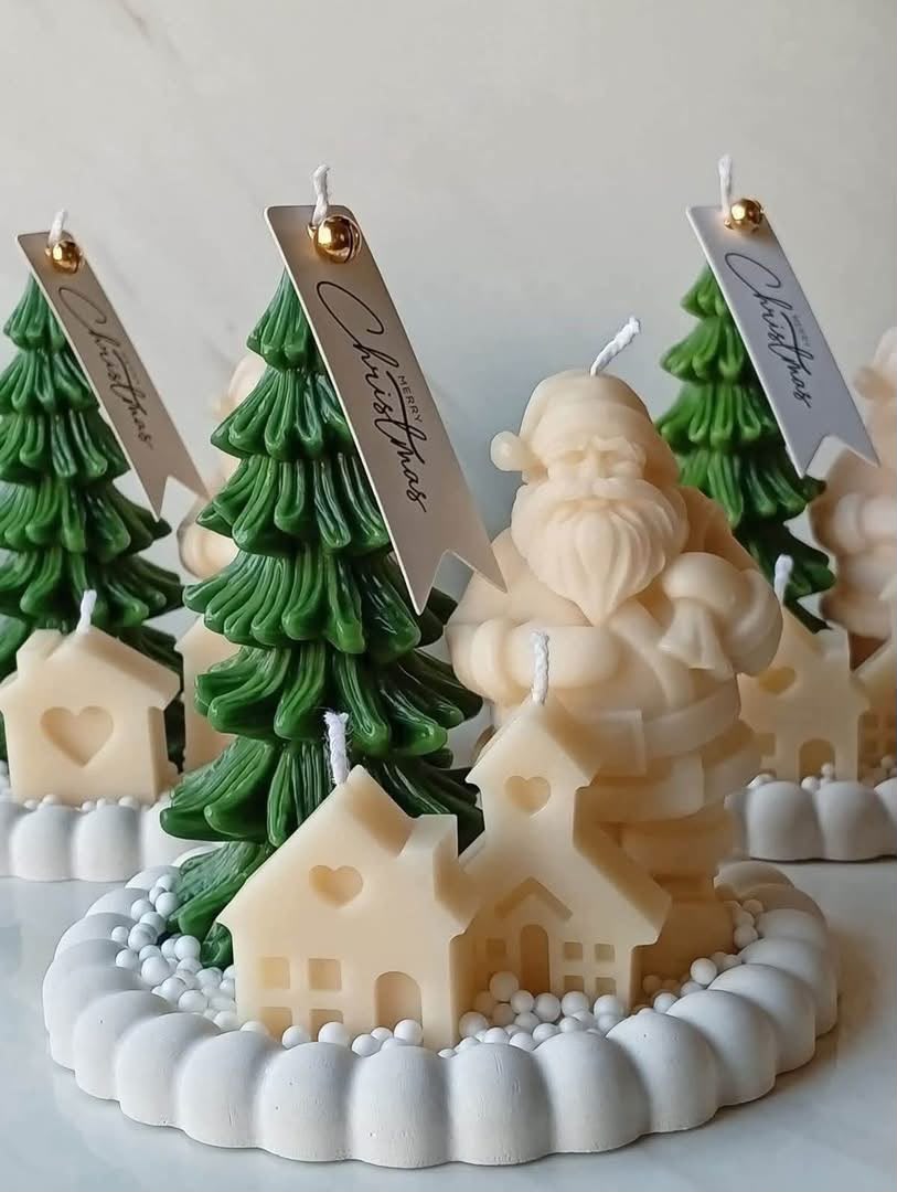 Composición navideña con árbol verde, Papá Noel y casitas sobre base ovalada