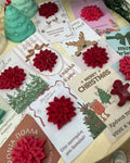 Diseños florales rojos y rosas presentados sobre tarjetas navideñas