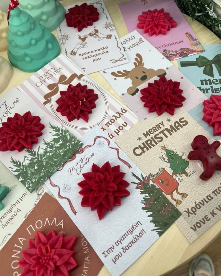 Diseños florales rojos y rosas presentados sobre tarjetas navideñas