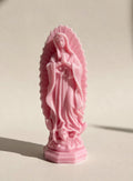 Figura decorativa de la Virgen de Guadalupe en color rosa