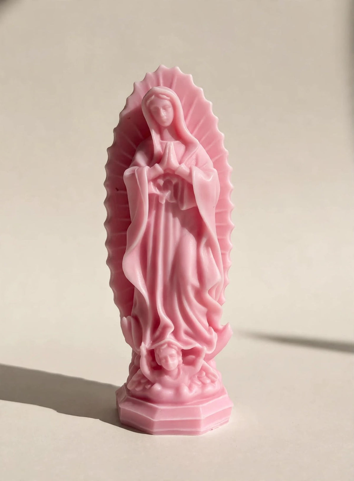 Figura decorativa de la Virgen de Guadalupe en color rosa
