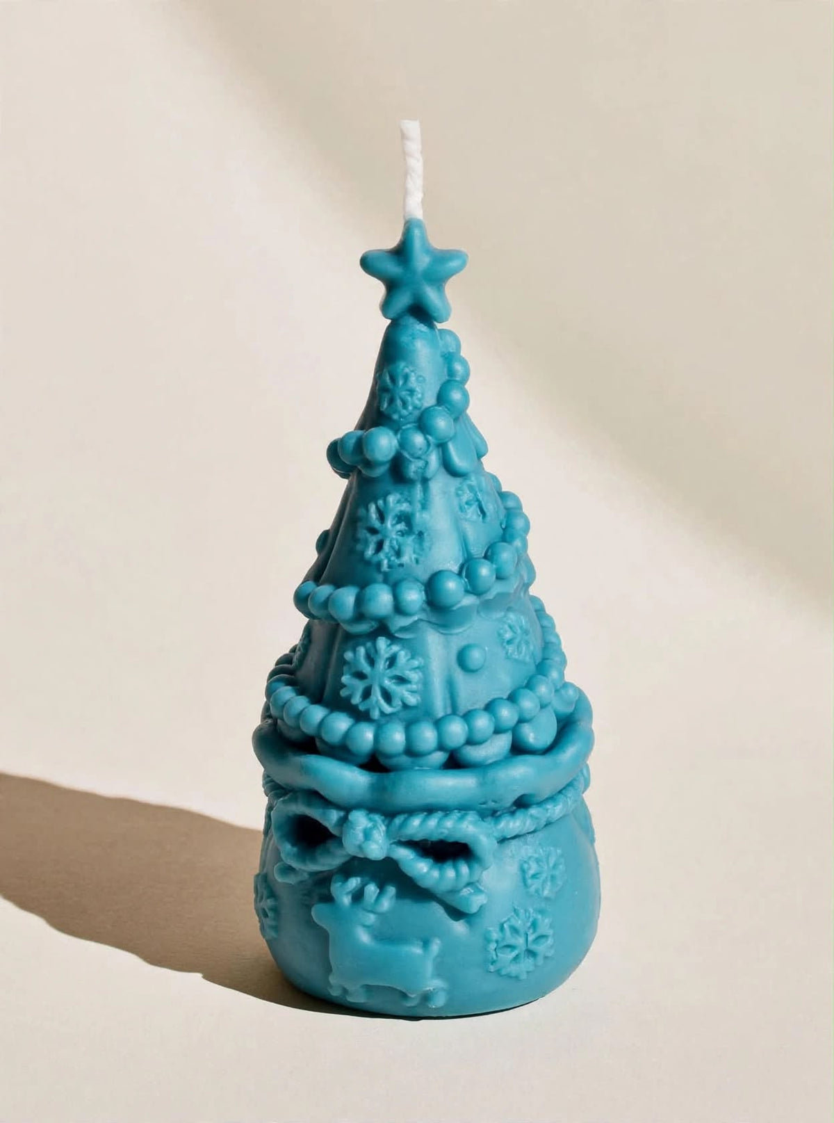 Vela turquesa con forma de árbol de Navidad y estrella