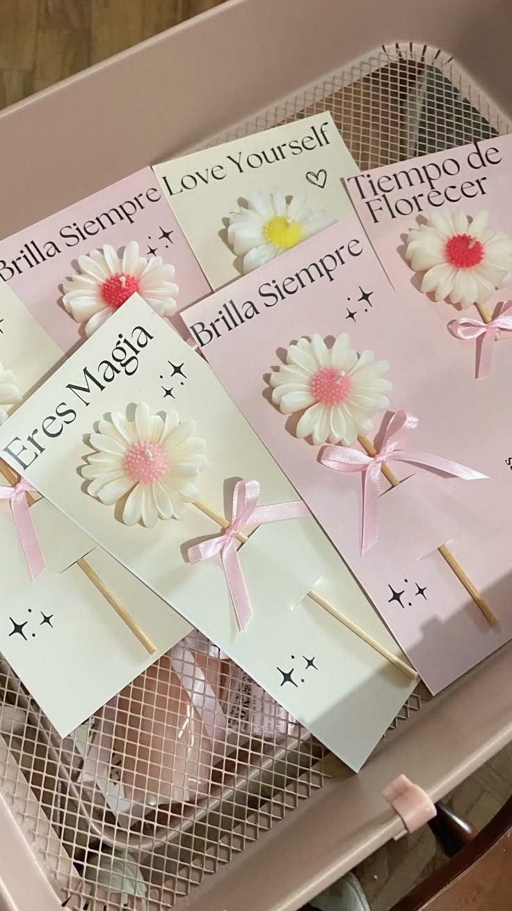 Tarjetas personalizadas con margaritas decorativas