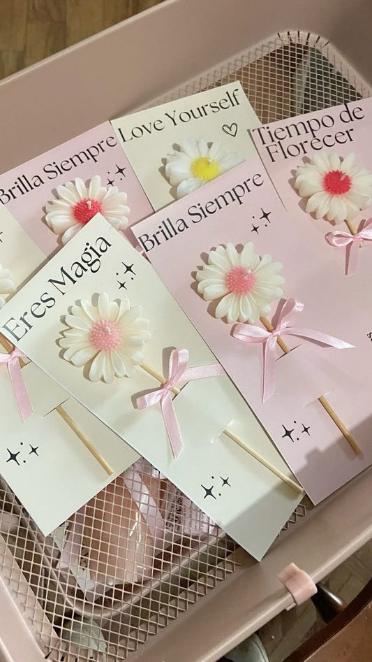 Tarjetas personalizadas con margaritas decorativas